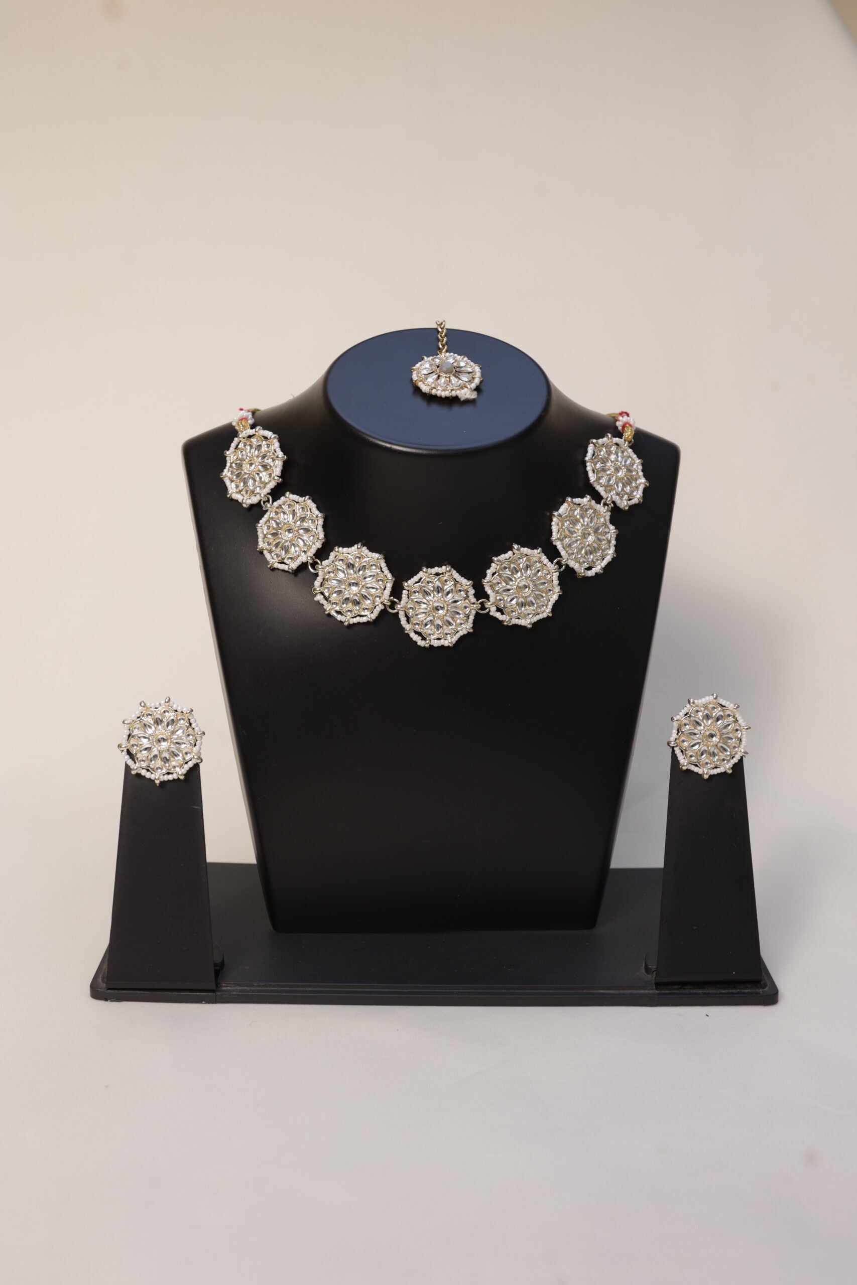 white Choker Set